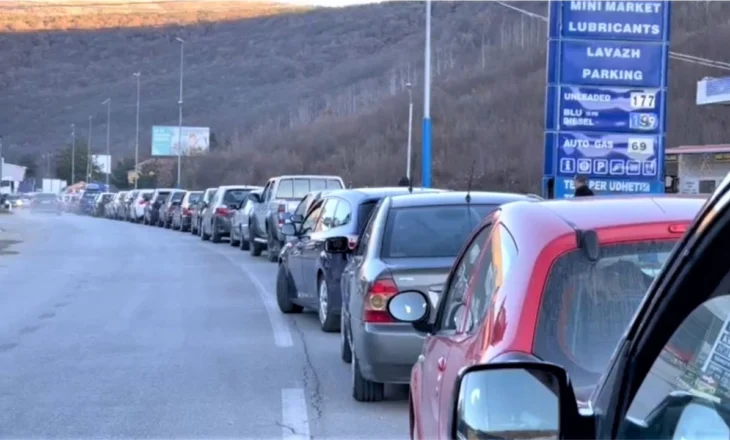 Rikthehet “makthi” në Kapshticë për emigrantët, radhë në kufirin grek