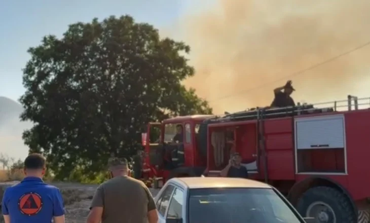 Rindizet zjarri në Poliçan, rrezikohen banesat, ndërhyn avioni “Canadair”