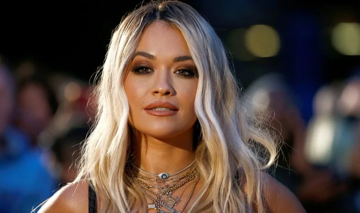 Rita Ora në telashe, banorët lokalë ankohen për rinovimet e shtëpisë së saj