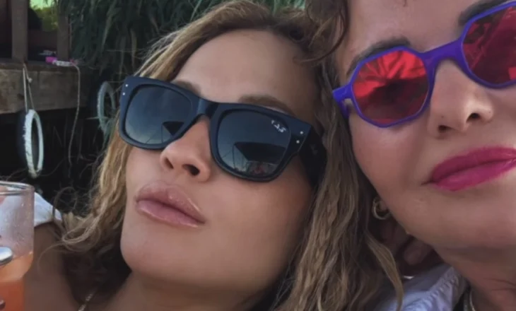 Rita Ora shijon pushimet me familjen e saj në Ulqin