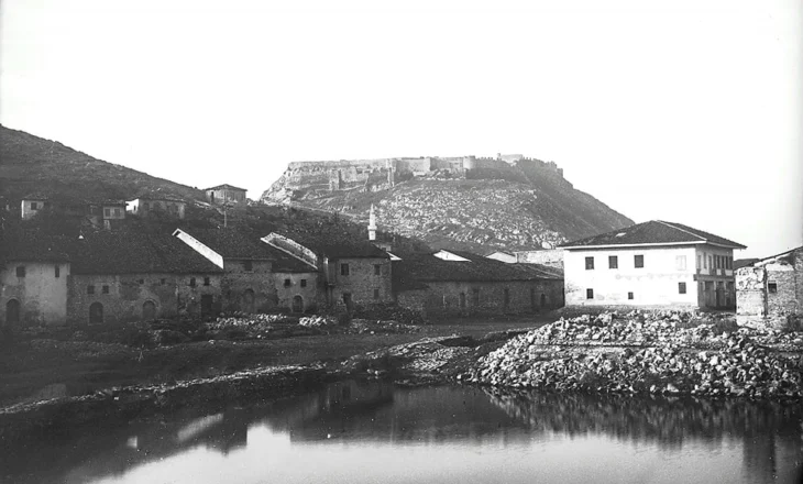 Rozafa në katër foto të vjetra