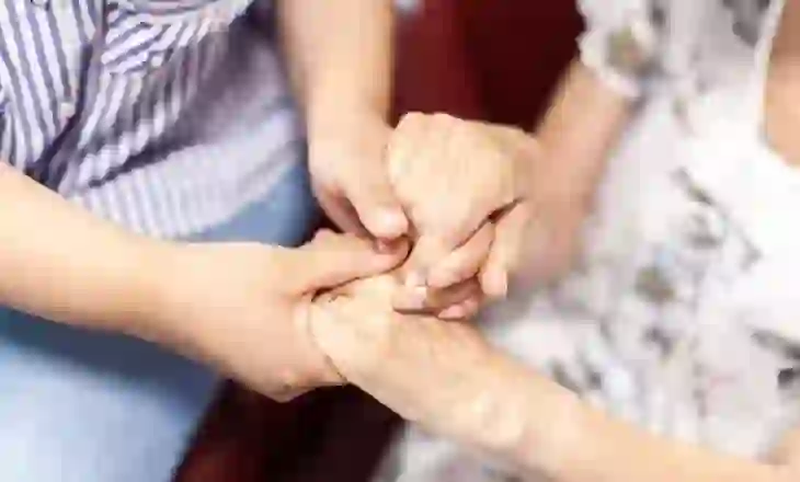 Rrahën dhe poshtëruan të moshuar dhe persona me aftësi të kufizuara në dy azile pleqsh, 12 të arrestuar
