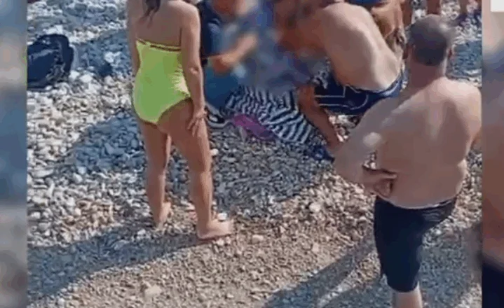 Rrezikonte të mbytej në Gjirin e Shën Janit, pushuesja shpëtohet nga qytetarët dhe polica