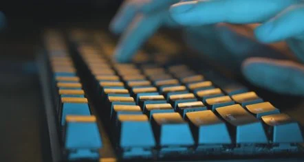 “Rrjet” mashtruesish në Tiranë, po kërkohen 108 persona për krime kibernetike