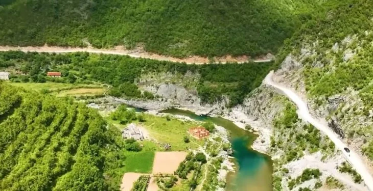 Rruga e Dukagjinit/ Ndër segmentet më të rëndësishme të veriut, lidh Shkodrën me Gjakovën, pamjet nga punimet