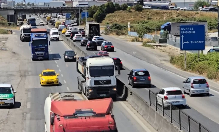 Rruga nuk po pastrohet, në autostradën Tiranë-Durrës bizneset në shkelje të ligjit nuk po çmontojnë