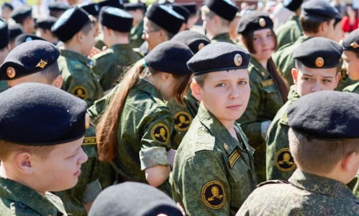 Rusia nis testime për t’i identifikuar liderët që fëmijë