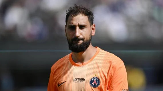“Sanduiç” mes PSG dhe Chevalieri, çfarë e pret Donnarumma? “Fërkon duart” Manchester United