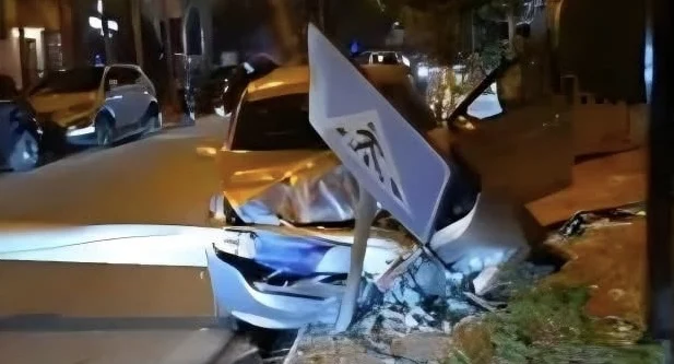 Sarandë/ Aksident në orët e para të mëngjesit, shoferi i dehur përplaset dhe rrëzon shtyllën elektrike në mes të rrugës!