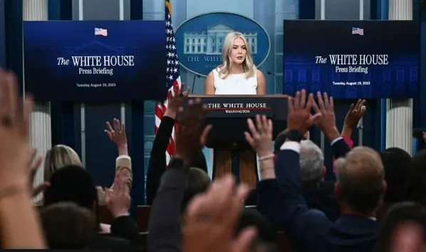 Sekretarja e shtypit e Shtëpisë së Bardhë jep detajet: Trump po ‘pret’ takimin dypalësh mes Putinit dhe Zelenskyt