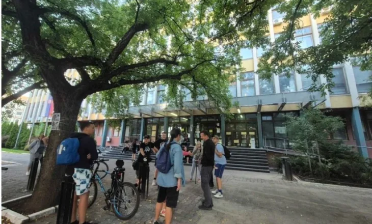 Sërish bllokade në gjykatën në Novi Sad, studentët kërkojnë lirimin e kolegëve të burgosur politikisht