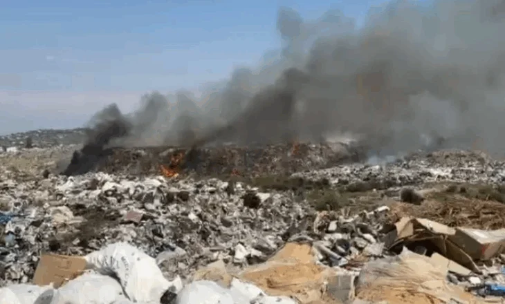 Sërish fusha e mbetjeve përfshihet nga flakët, merr zjarr edhe fadroma