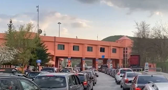 Sezoni veror, radhë e gjatë automjetesh doganën e Qafë Thanës