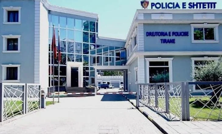 Sherr mes dy personave në Kombinat, njëri qëllon me armë