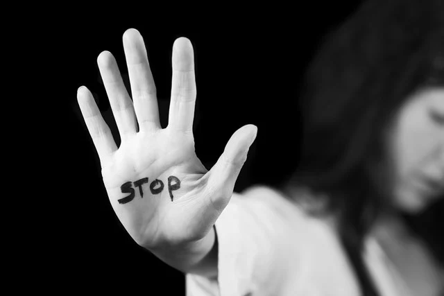 Shifra alarmuese! Tenton të djegë gruan me benzinë, 207 raste të dhunës në familje për një muaj