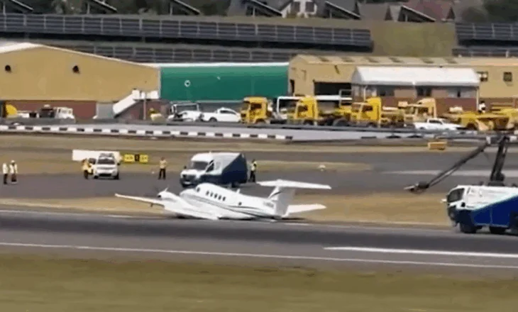 Shihni videon e aeroplanit që bën ulje emergjente në aeroportin e Birminghamit, anulohen dhjetëra fluturime