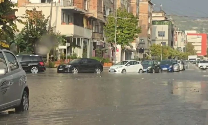 Shiu përmbyt Vlorën, pushuesit “ia mbathin” nga plazhi (FOTO)