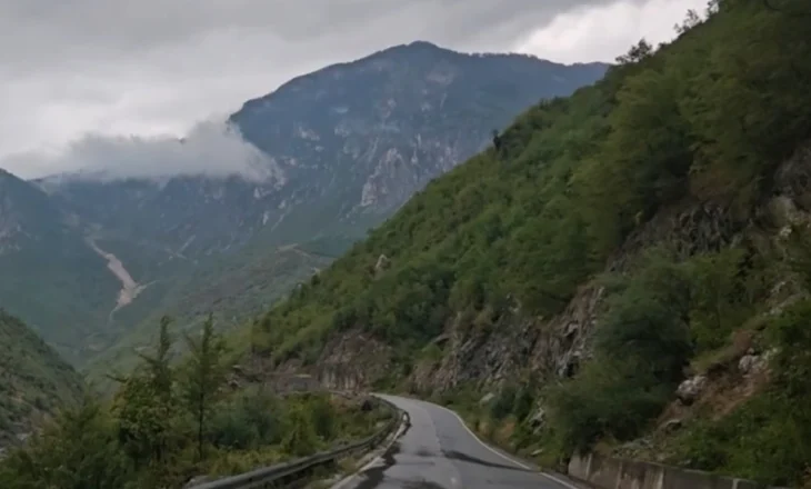 Shiu shuan zjarrin në Fushë Arrëz! Shtrëngata dhe rrëshqitje dheu, Kukësi përfshihet nga moti i keq