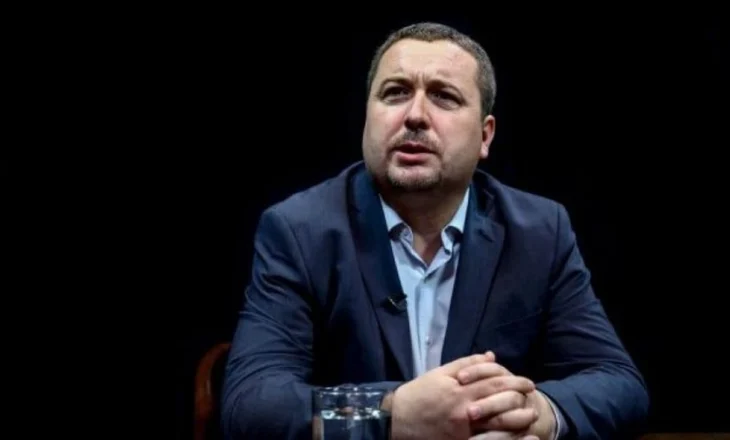Shkatërrimi i bibliotekës së fshatit dhe rënia në dashuri me librin