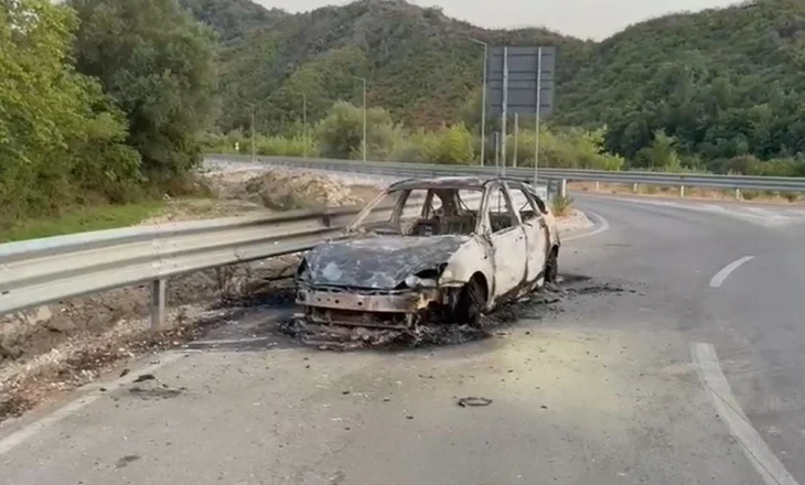 Shkrumbohet Ford-i në aksin Kuç-Qeparo/ Flakët djegin plotësisht makinën, del në kohë shoferi