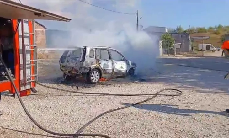 Shkrumbohet papritur nga flakët një makinë në mes të rrugës (Detaje)