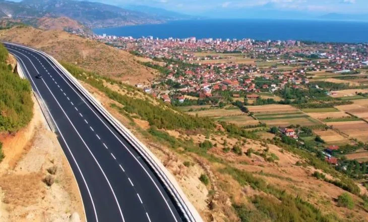Shkurton distancën Tiranë-Korçë, rruga Qukës-Qafë Plloçë drejt përfundimit, ja pamjet panoramike nga liqeni Pogradecit