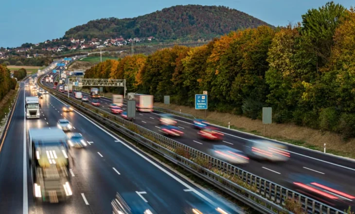 Shoferi i Porsche-s kapet me 320 km/h në autostradën gjermane, trefishi i kufirit të lejuar