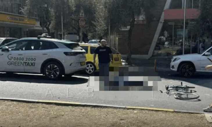 Shoferi i taksisë jashtë kontrollit, përplas të moshuarin me biçikletë te Garda