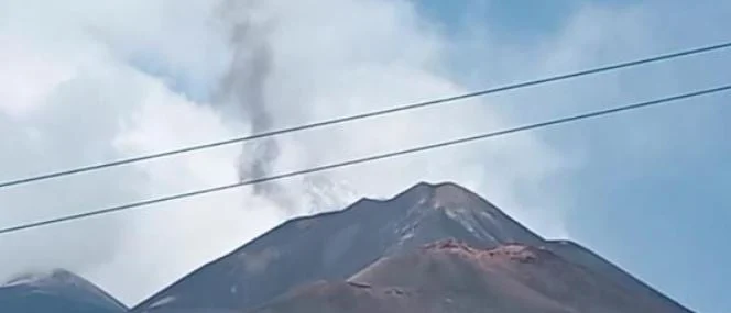 Shpërthen Etna, llavë vullkanike në 3,000 metra lartësi, alarm portokalli për fluturimet