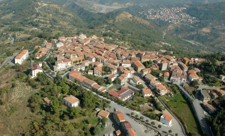Shpopullimi i fshatit arbëresh, kryebashkiaku thirrje Melonit: Jemi të braktisur