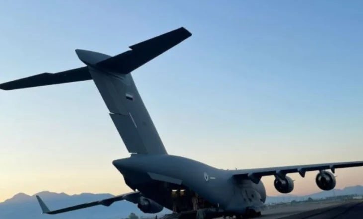 Shqipëria ‘në flakë’/ Mbërrijnë në Bazën Ajrore, 2 helikopterë të Emirateve të Bashkuara