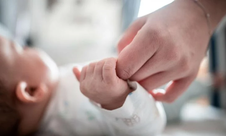 Shqipëria po ‘rrudhet’, numri i lindjeve ra me 7.4% në tremujorin e dytë të vitit! INSTAT zbulon shifrat