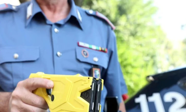 Shqiptari ndërron jetë pasi u qëllua me armë elektrike nga karabinierët