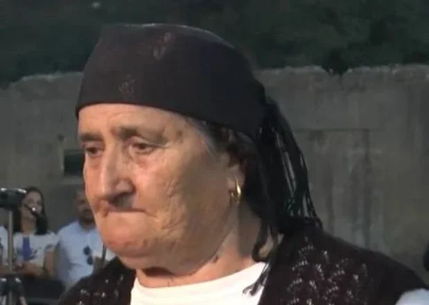 Shtatzënë e burgosën- u bë nënë në kamp dhe vajza e vogël u nda nga jeta për shkak të kushteve të tmerrshme…