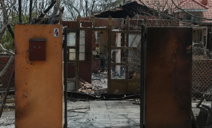 Shtëpi të ‘shkrumbuara’ dhe 26 kuaj të ngordhur! Banorët rikthehen në periferi të Madridit pas zjarrit shkatërrues