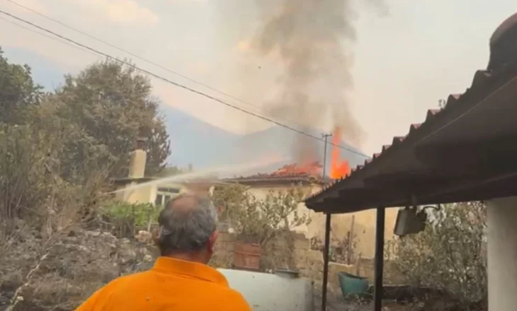 Shtëpia merr flakë në Lefterhor, banorët tentojnë ta fikin: S’ka asnjë zjarrfikës këtu!
