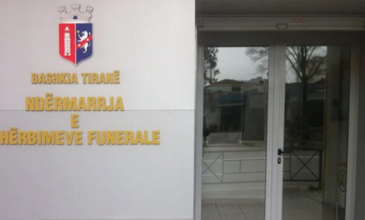 Shtëpitë funerale “në shënjestër” të Bashkisë Tiranë, rregulla strikte, s’lejohen më në godina të banuara