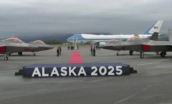 Shtrohet tapeti i kuq për Putinin në Alaska, i pari mbërrin Donald Trump