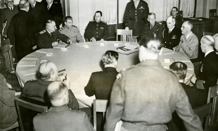 Si sot, 78 vite më parë (1945), Roosevelt, Stalin dhe Churchill u takuan në Jaltë (Krime) dhe ranë dakord për një rend të ri botëror