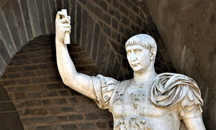 Si sot, në vitin 117 të erēs sonē, vdiq perandori romak Trajan (Marcus Ulpius Traianus), i njohur për një program të gjerë ndërtimi, nga ky varg ndërtimesh lindi Ulpiana e famshme dardane!