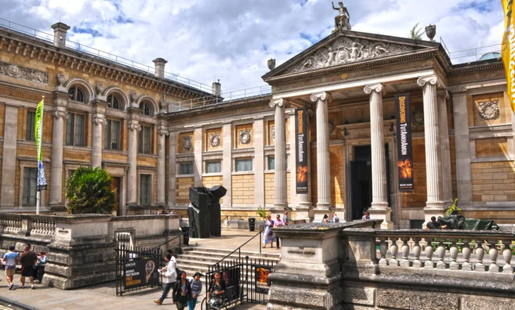 Si sot, viti 1683 shënon hapjen e muzeut të parë universitar në botë, në Universitetin e Oksfordit, Britani e Madhe!