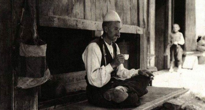 Simbolikat e pirjes së kafes tek shqiptarët- e ëmbla, e hidhura…