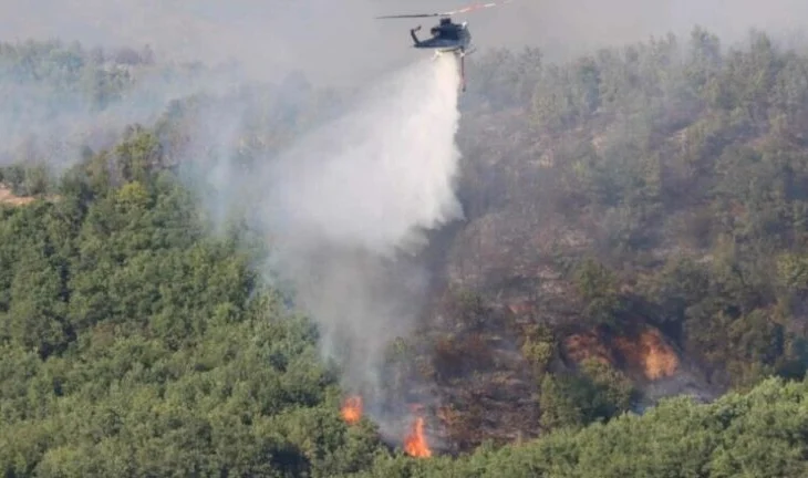Situata me zjarret/ Flakët dalin sërish jashtë kontrollit në Kurorën e Dardhës në Pukë, helikopteri vepron në ndihmë