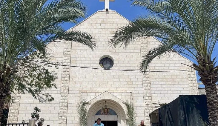 Situata në Gaza, prifti: 450 refugjatët e kishës Sacra Famiglia, në gjendje dramatike