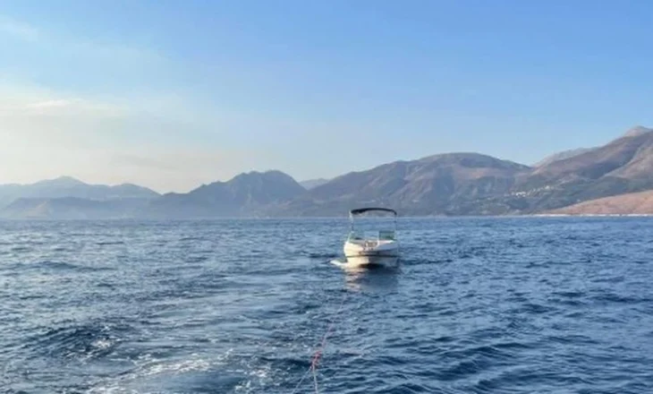 Skafi pësoi defekt në motor, Policia u vjen në ndihmë turistëve në Gjirin e Kakomesë
