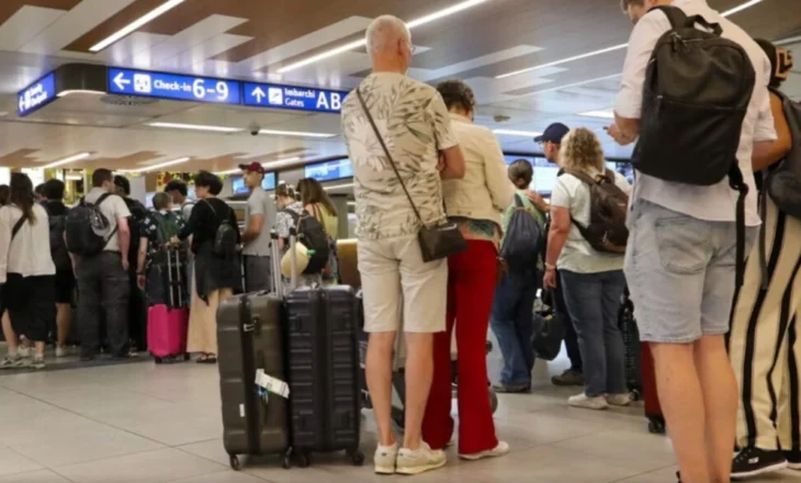 Skandal në Barcelonë! Djalit 10-vjeçar i skadon pasaporta, prindërit e braktisin në aeroport për të mos humbur fluturimin