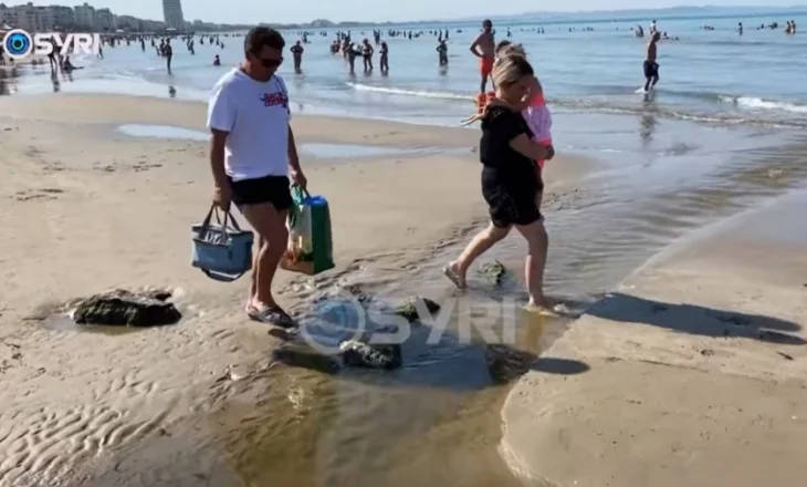 Skandal në kulmin e verës – ujërat e zeza pushtojnë plazhin e Durrësit