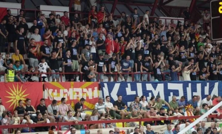 Skandal në Kumanovë/ Tifozët bëjnë thirrje raciste kundër shqiptarëve, asnjë masë nga organizatorët