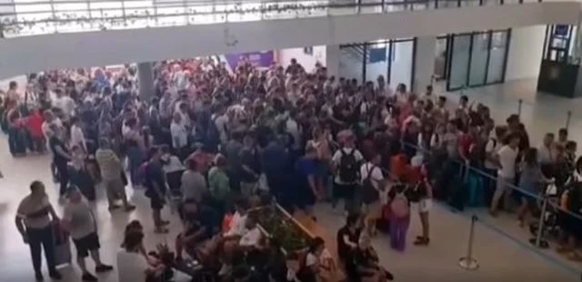 Skandal në Portin e Durrësit/ 10 sportele, asnjë në punë, udhëtarët në pritje!