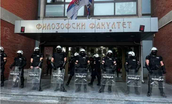 Skandal në Serbi: Qeveria e Vuçiçit shndërron universitetin në kazerme policore, 34 studentë në listën e zezë të dekanit të pushtetit